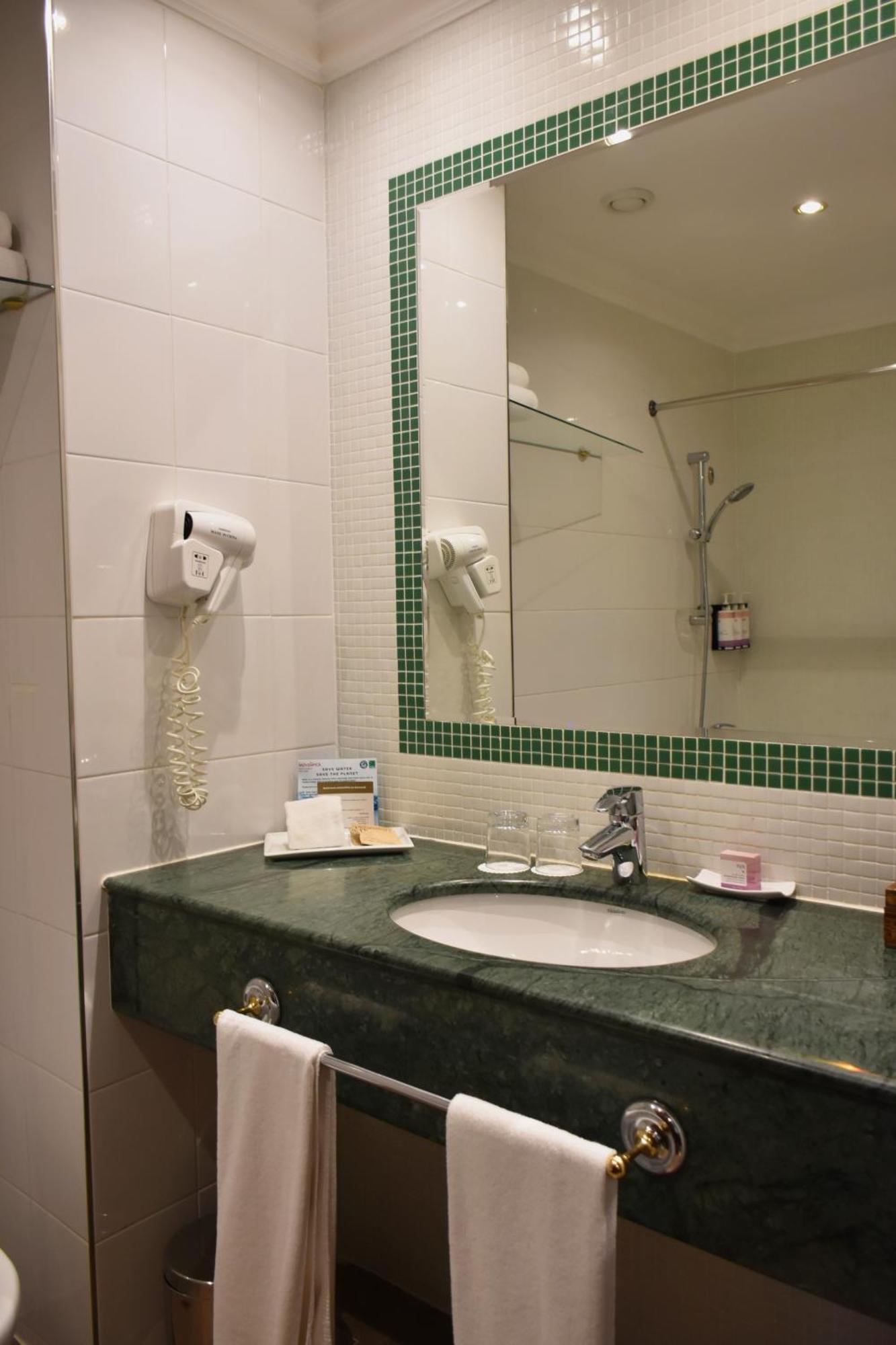Montrose - A Mayfair Collection Hotel Кувейт Экстерьер фото