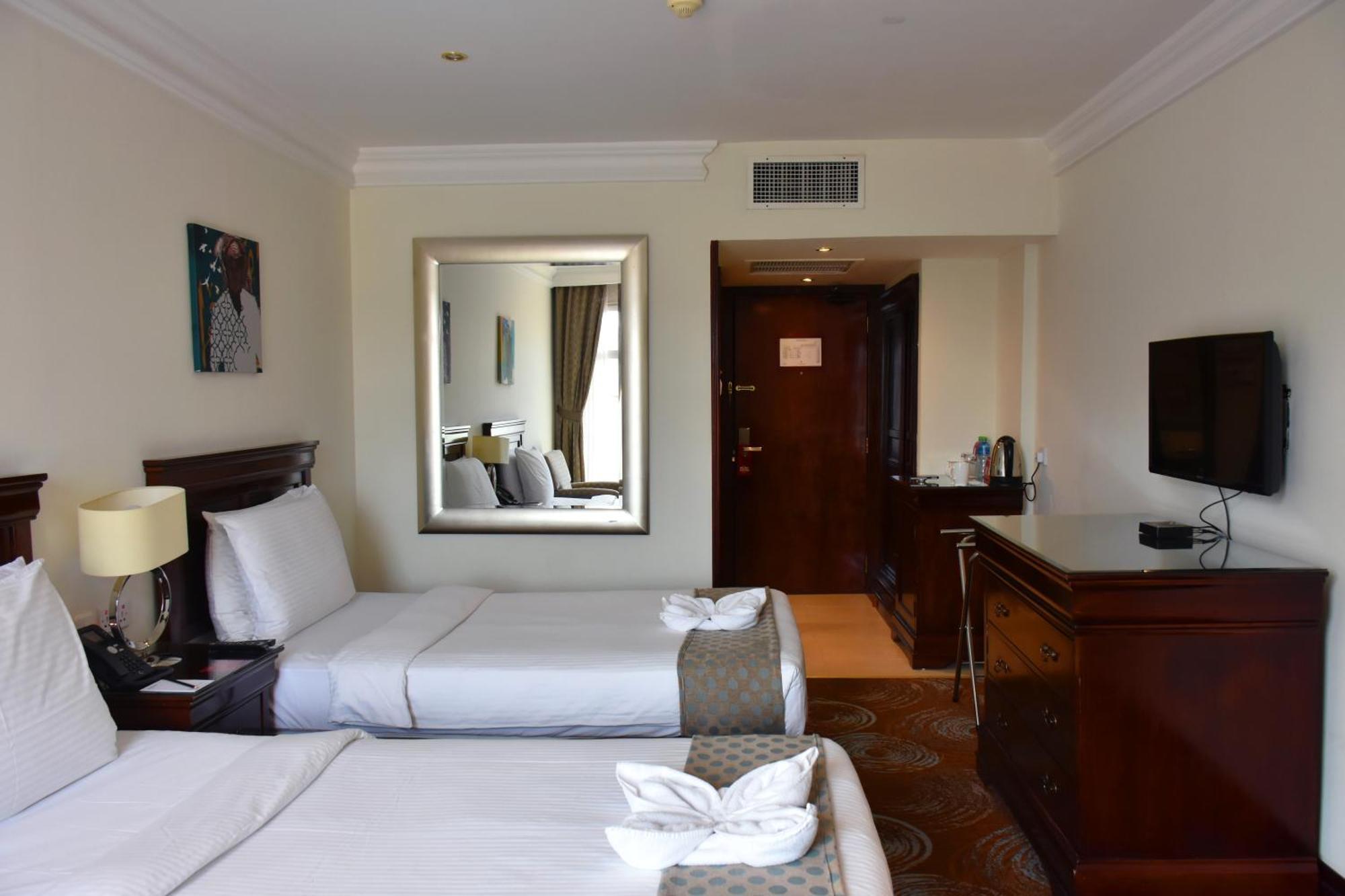 Montrose - A Mayfair Collection Hotel Кувейт Экстерьер фото
